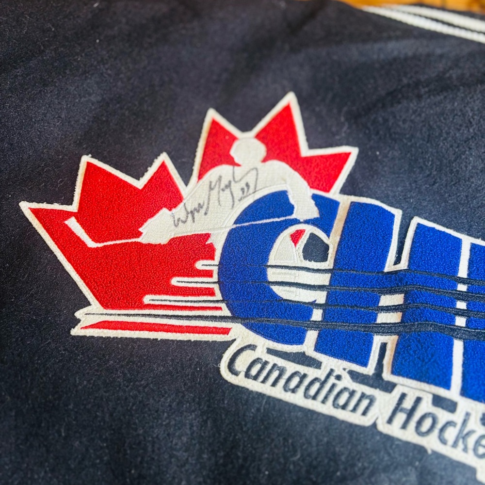 Wayne Gretzky Signed Roots Jacket CHL– “Cherry vs. Orr” Edition (2000) - Picture 3 of 15